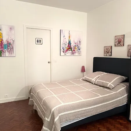 Singer Tour Eiffel La Muette 파리