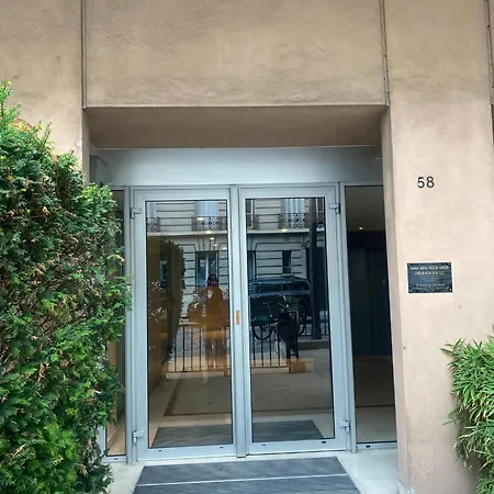 Singer Tour Eiffel La Muette 파리