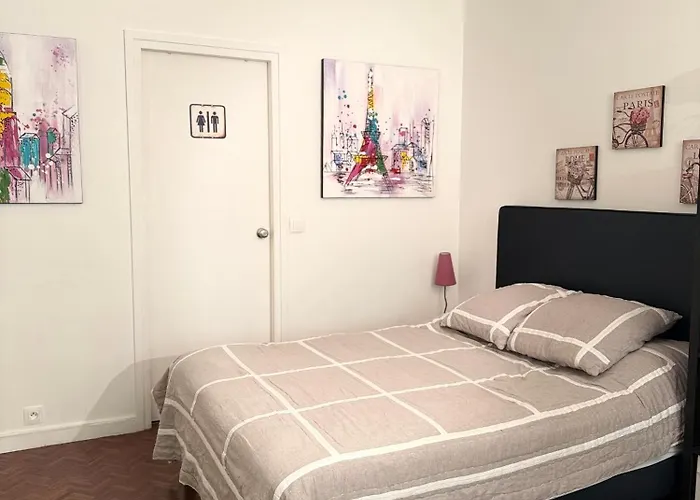 Singer Tour Eiffel La Muette 파리