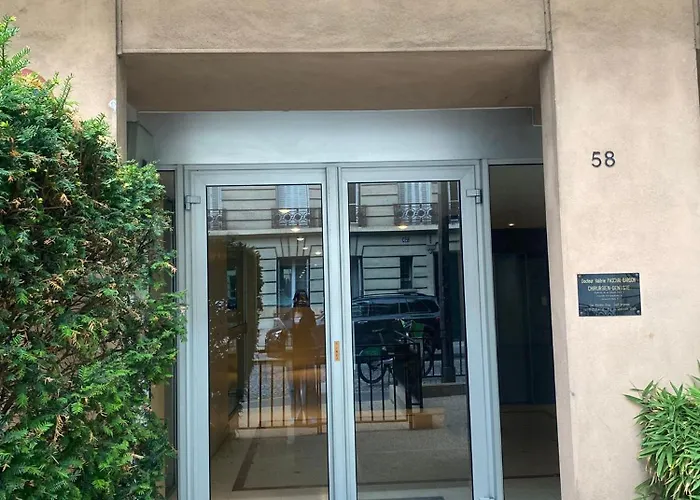 Singer Tour Eiffel La Muette 파리